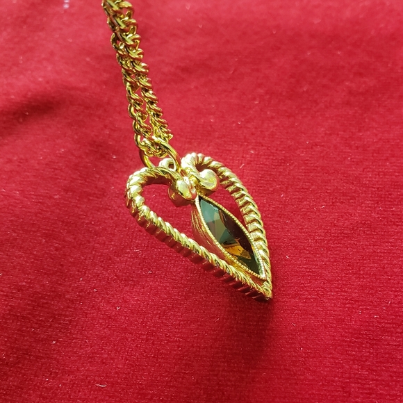 Vintage Avon Gold Tone Heart Pendant With Glass Rhinestone Necklace - Picture 7 of 12